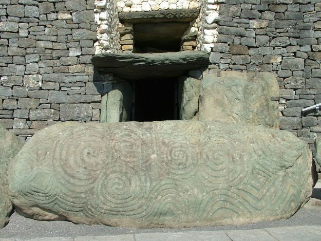 "Newgrange Eingang Stein" by I, Clemensfranz. Licensed under CC BY 2.5 via Wikimedia Commons - http://commons.wikimedia.org/wiki/File:Newgrange_Eingang_Stein.jpg#/media/File:Newgrange_Eingang_Stein.jpg